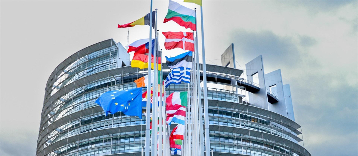 Banderas frente a la sede del Parlamento Europeo en Estrasburgo
