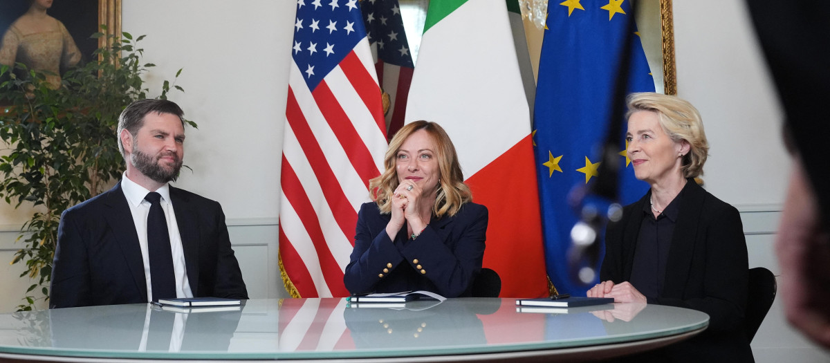 La primera ministra italiana, Giorgia Meloni (centro), se reúne con la presidenta de la Comisión Europea, Ursula von der Leyen, y el vicepresidente estadounidense, J. D. Vance, en el Palacio Chigi de Roma