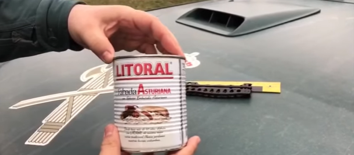 El bote de fabada junto al coche patrulla