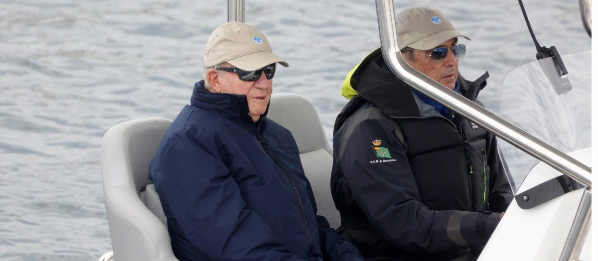 El Rey Juan Carlos y Pedro Campos embarcando en Sanxenxo