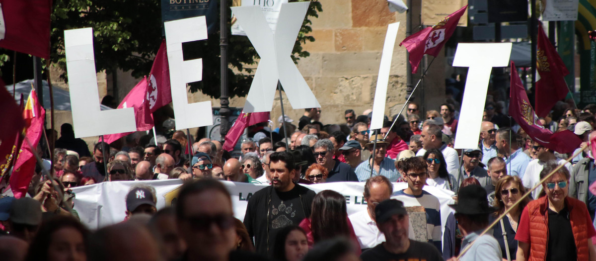 Más de un millar de personas asisten a la convocatoria de Conceyu País Llionés y Xuntanza Llionesista en León
