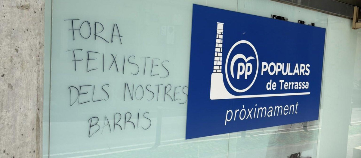 Una de las pintadas que ha aparecido en la nueva sede del PP de Terrassa