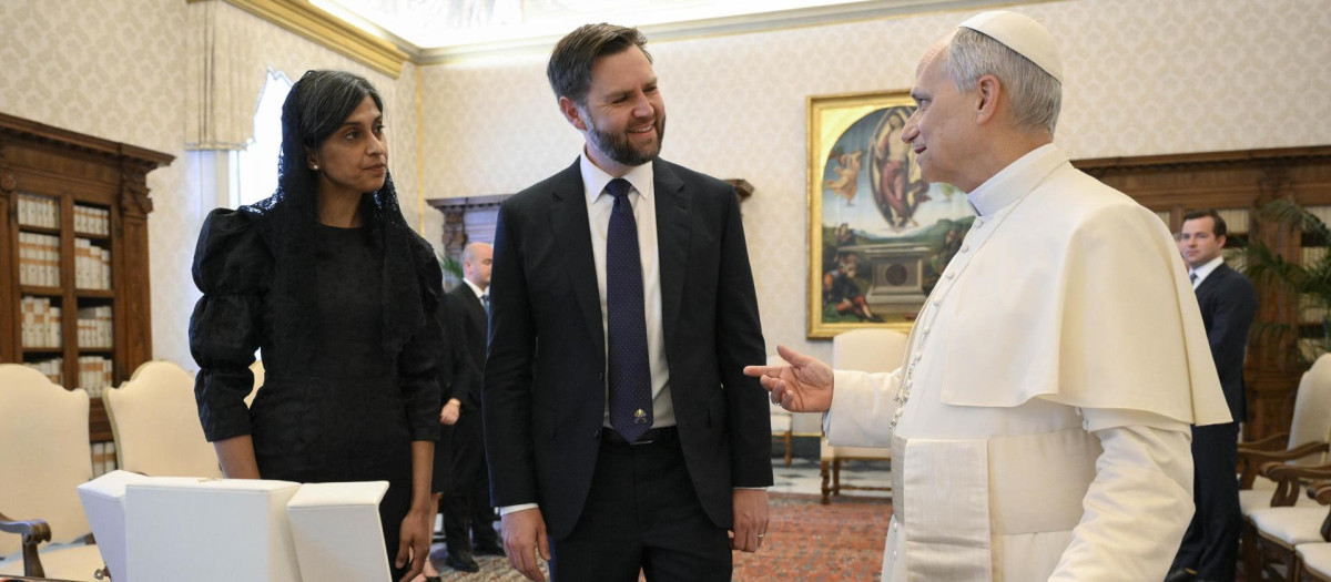 El Papa León XIV, durante la reunión que mantuvo con el vicepresidente de Estados Unidos, JD Vance, y su esposa, Usha