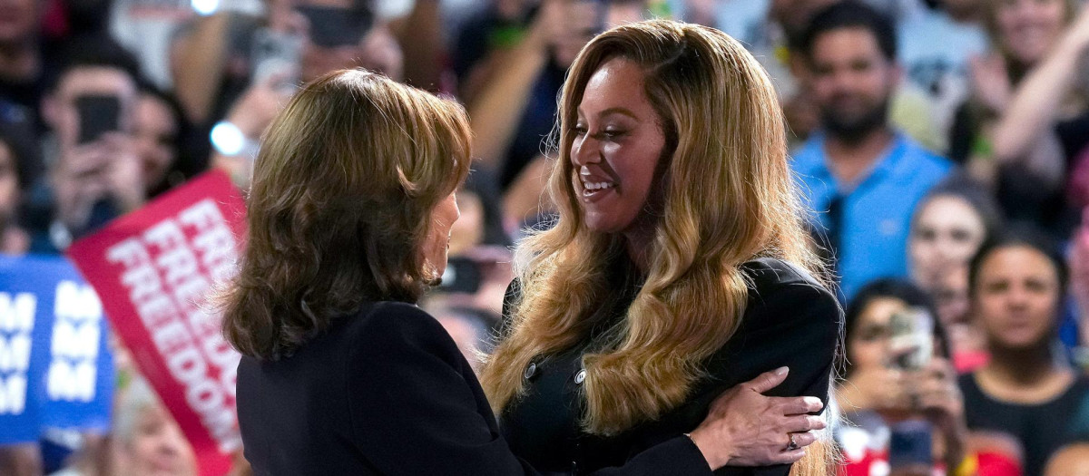Beyoncé y Kamala Harris se abrazan durante el mitin de campaña en Houston, Texas