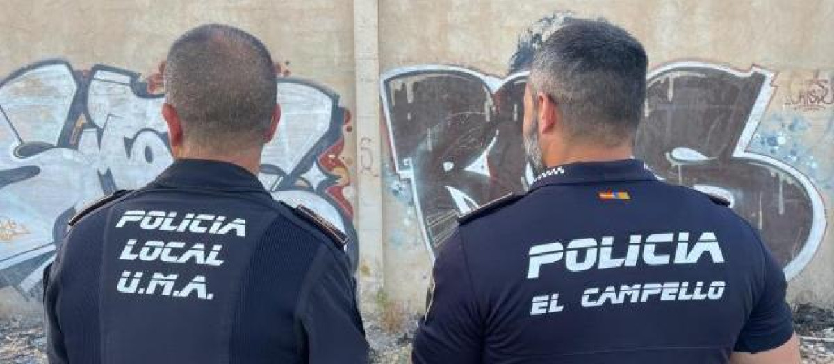 Agentes de la Policía Local frente a los grafitis