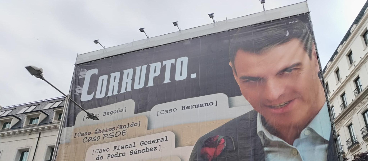 Lona de Hazte Oír frente al Congreso con la imagen de Sánchez