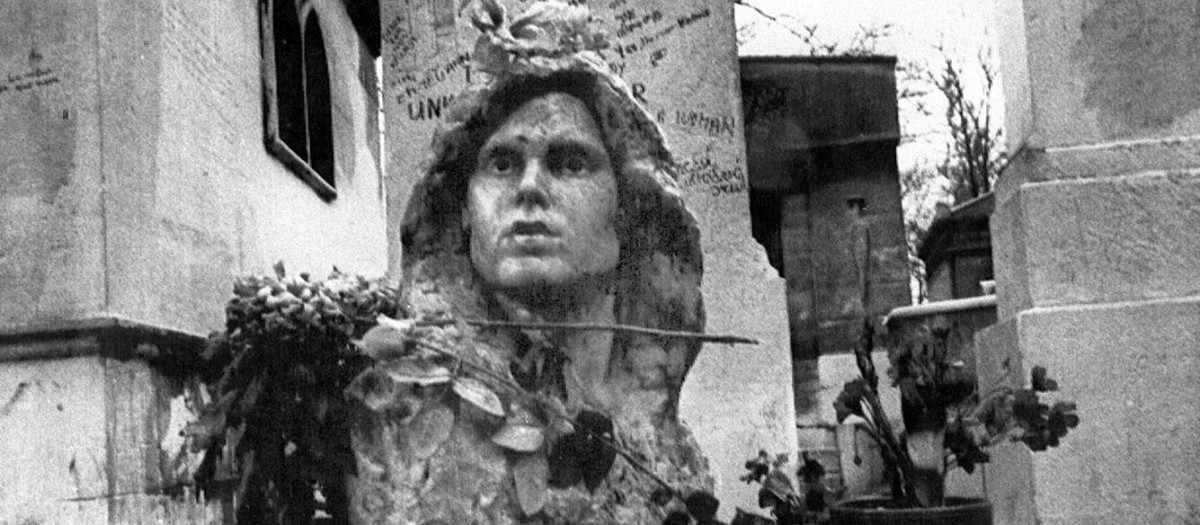 Busto original de Jim Morrison en el cementerio Père Lachaise