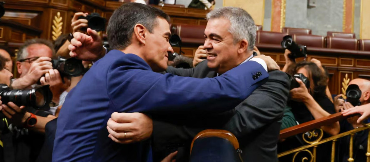 Pedro Sánchez se abraza a Santos Cerdán tras ser investido presidente, en noviembre de 2023