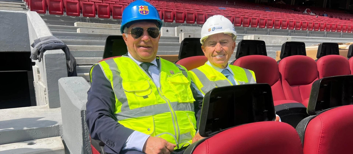 El presidente del FC Barcelona, Joan Laporta, con el presidente de Limak, Nihat Ozdemir, en una visita a las obras del Camp Nou