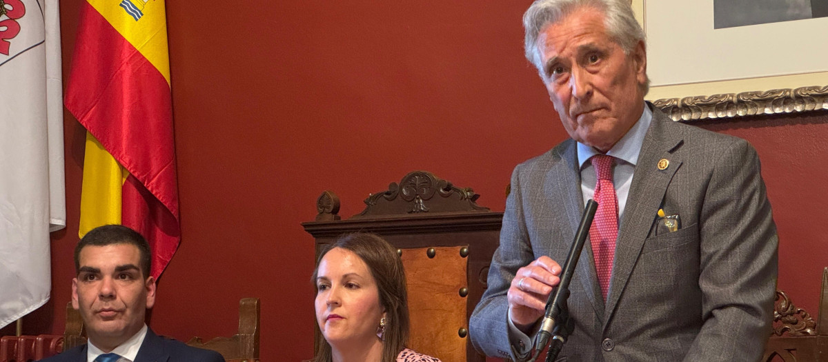 Francisco Ureña, de pie, es el nuevo alcalde de Almagro. A la izquierda, Francisco Javier núñez
EUROPA PRESS
19/5/2025
