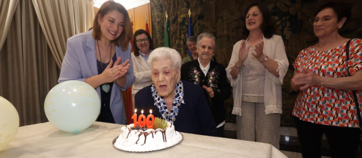 Soledad Quiles sopla la tarta de sus 100 años en presencia de Eva Contador