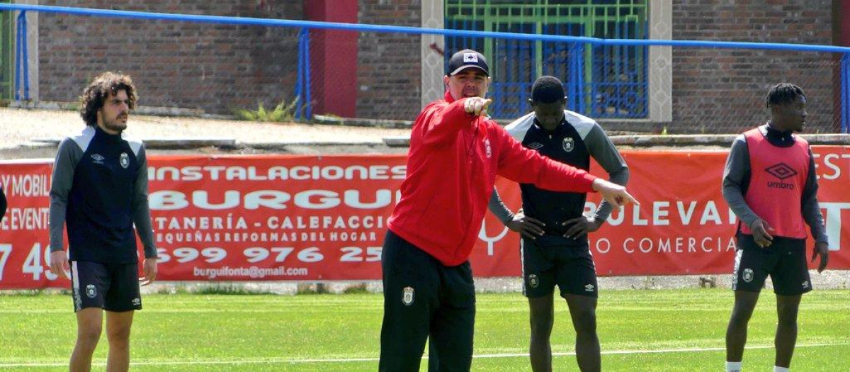 Víctor Valdés no seguirá en el banquillo del Real Ávila la próxima temporada