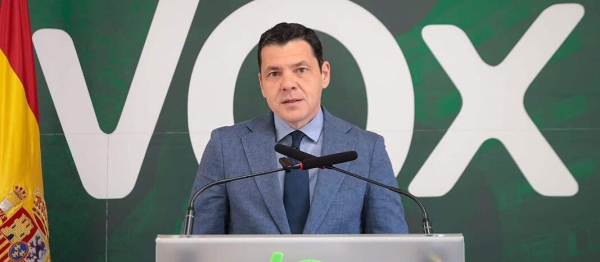 El diputado regional Luis Blázquez en la sede provincial de Vox en Ciudad Real