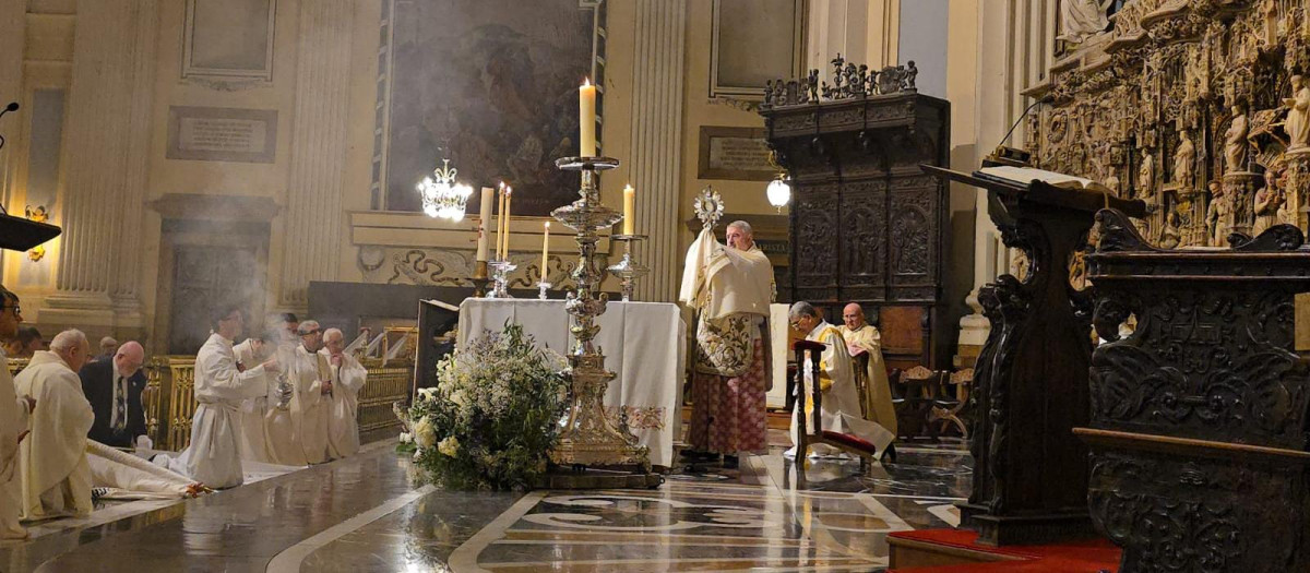 Imagen de la misa celebrada en la catedral de Zaragoza con motivo de los actos preparatorios de la Adoración Nocturna Española