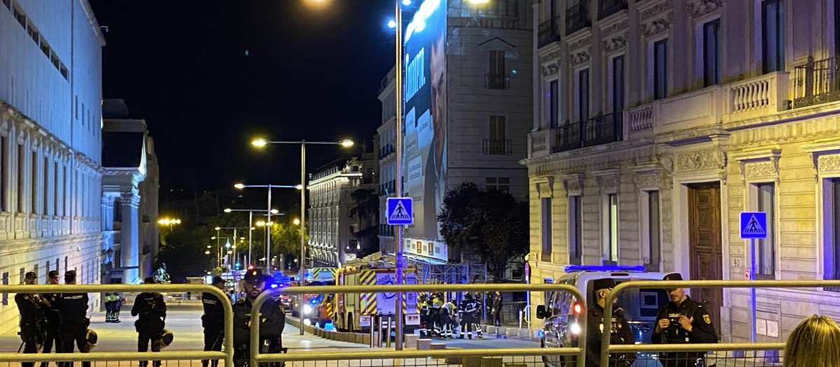 Desmantelan la lona de Hazte Oír frente al Congreso con la imagen de Sánchez