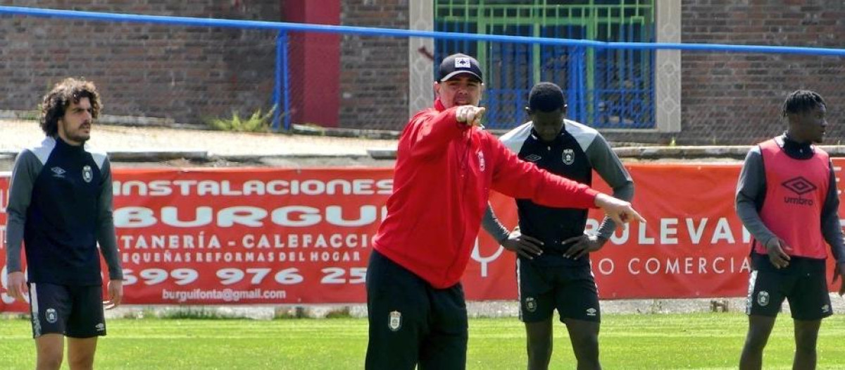 Víctor Valdés en su etapa como entrenador del Real Ávila CF
REMITIDA / HANDOUT por REAL ÁVILA CF
Fotografía remitida a medios de comunicación exclusivamente para ilustrar la noticia a la que hace referencia la imagen, y citando la procedencia de la imagen en la firma
19/5/2025