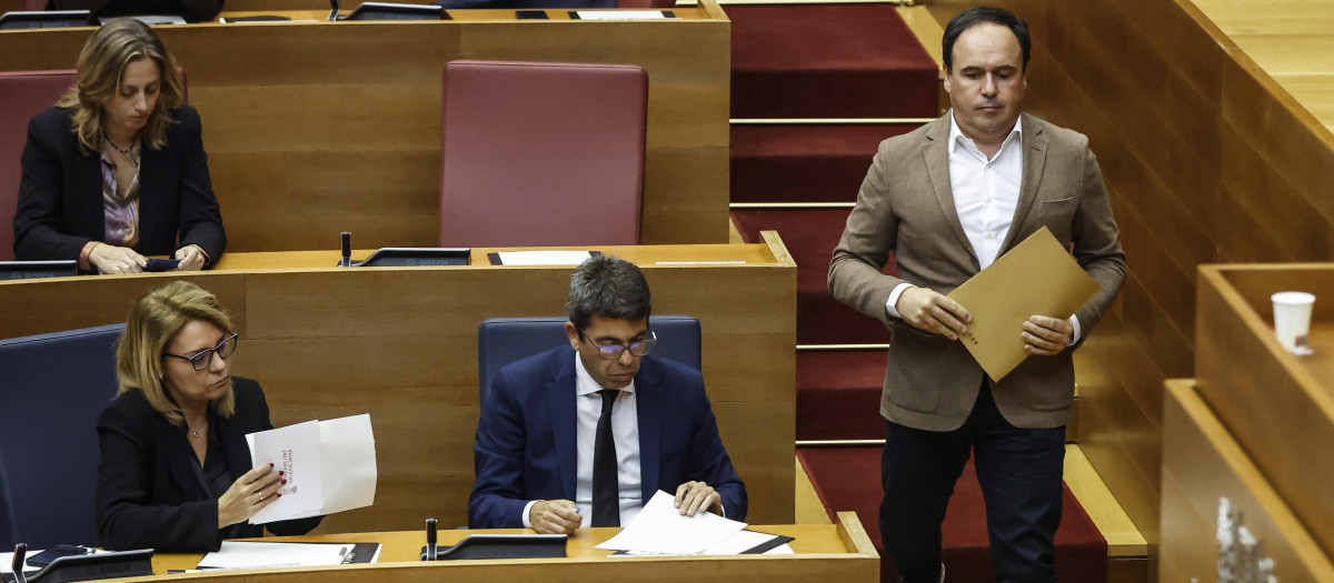 Juanfran Pérez Llorca, junto con Carlos Mazón en las Cortes Valenacianas.
