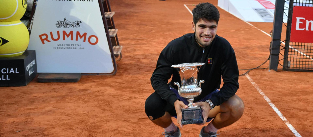 Carlos Alcaraz con el título del M1000 de Roma