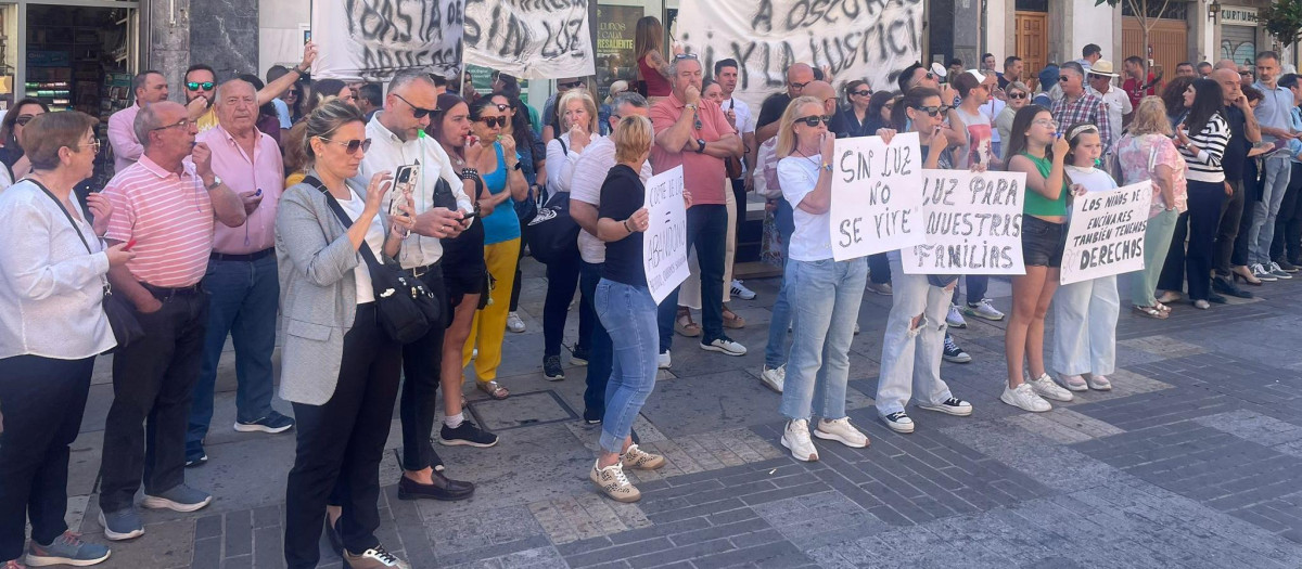 Concentración de los vecinos de Alcolea ante el Ayuntamiento de Córdoba