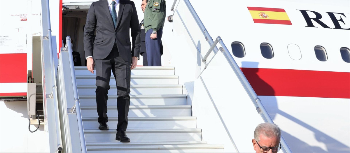 El presidente del Gobierno de España, Pedro Sánchez, baja del Falcon presidencial