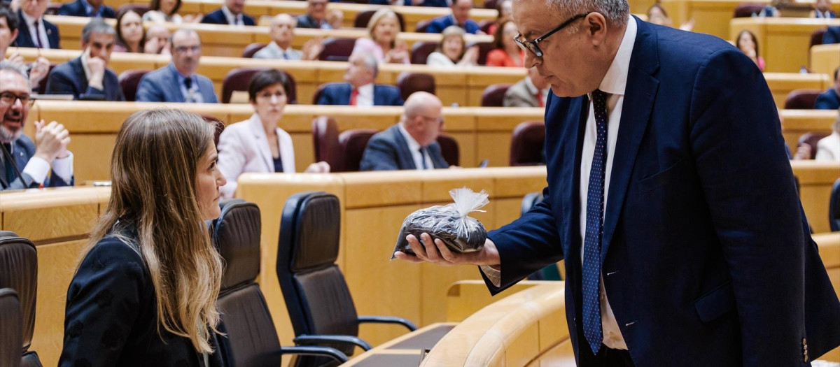 El senador del PP, Francisco Bernabé Pérez, entrega a la vicepresidenta tercera y ministra para la Transición Ecológica, Sara Aagesen, un paquete con tierra contaminada