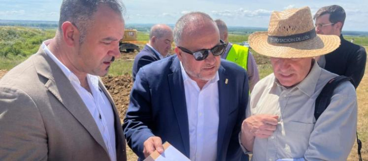 En el centro, Gerardo Álvarez Courel, presidente de la Diputación de León