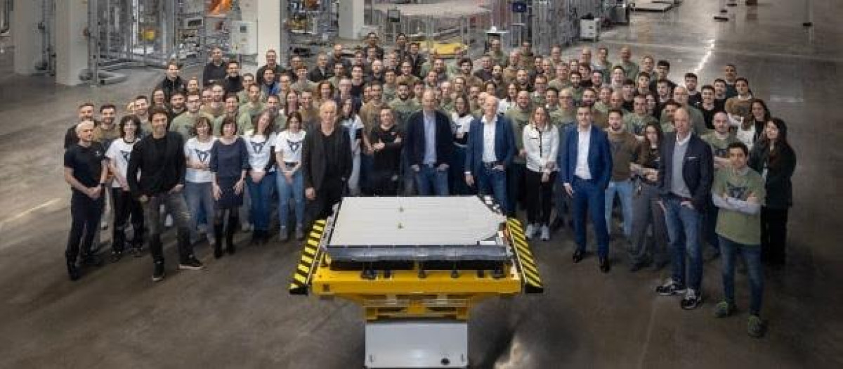 Imagen de la primera batería producida