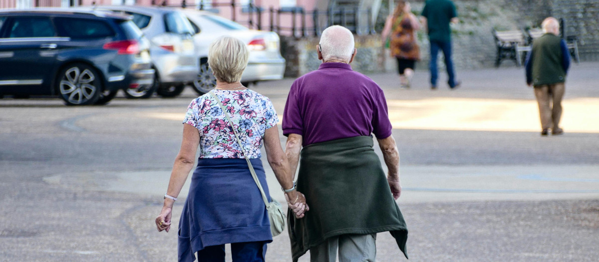 Una pareja de personas mayores