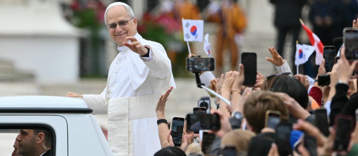 Pope Leo XIV waves to the crowd during the weekly general audience at St Peter's Square in The Vatican on May 21, 2025. (Photo by Alberto PIZZOLI / AFP)