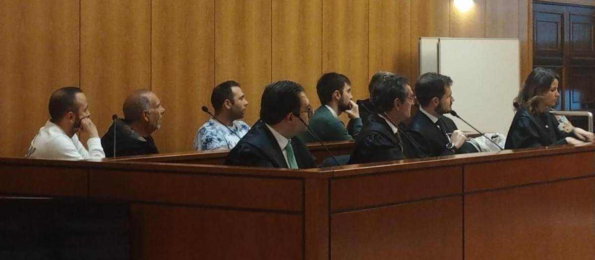 Los aficionados del Real Valladolid, durante el juicio por sus insultos al jugador del Real Madrid Vinicius
