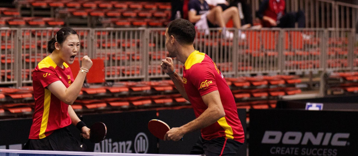 Álvaro Robles y María Xiao, en un partido de tenis de mesa