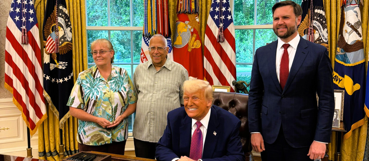 El presidente Trump, con Louis Prevost, su esposa Deborah y el vicepresidente Vance