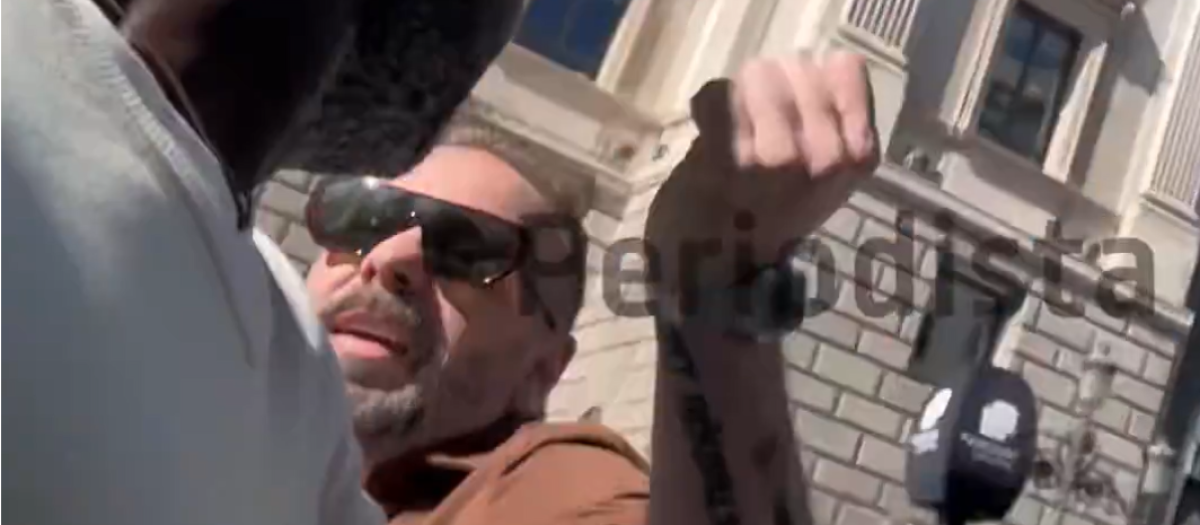Los comunicadores Bertrand Ndongo y Antonio Maestre, encarándose frente al Congreso