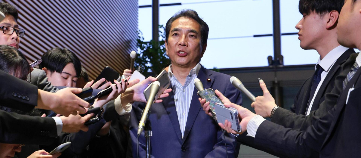TOKYO (Japan), 19/05/2025.- Japans Minister of Agriculture, Forestry and Fisheries Taku Eto speaks to reporters at the Prime Ministers Office in Tokyo, Japan, 19 May 2025. The minister apologized after his comments sparked backlash a day earlier, when he said he 'never had to buy rice'. His remarks drew criticism from opposition parties amid growing public concern over rising food prices. (Japón, Tokio) EFE/EPA/JIJI PRESS JAPAN OUT EDITORIAL USE ONLY/