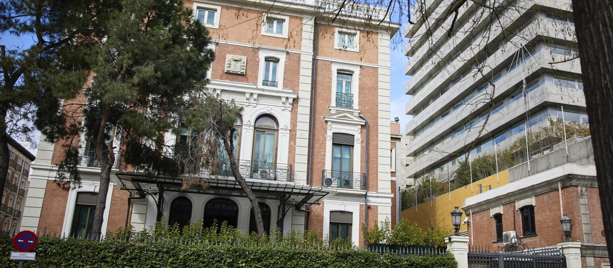 Fachada principal de la sede del Ministerio del Interior