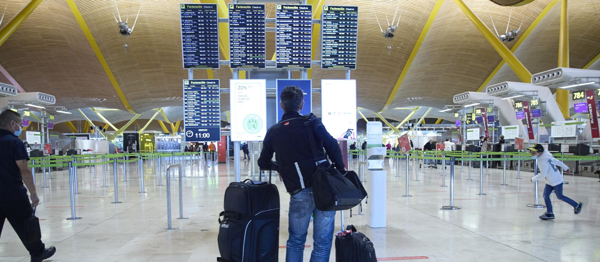 Una persona con maletas en el aeropuerto Adolfo Suárez, Madrid-Barajas