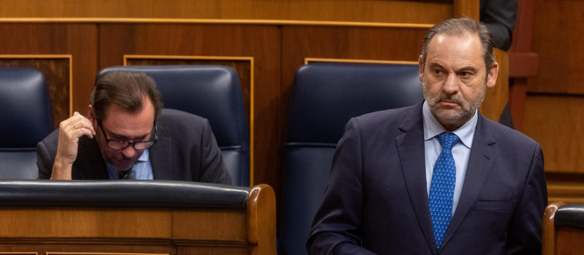 José Luis Ábalos en un Pleno del Congreso junto a Óscar Puente