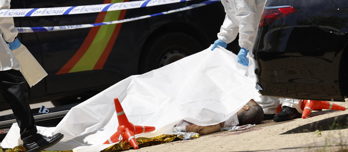 Agentes forenses se preparan para levantar el cuerpo del exdiputado ucraniano Andrey (Andriy) Portnov, tras ser asesinado a tiros frente al colegio de sus hijos en Pozuelo de Alarcón, cerca de Madrid