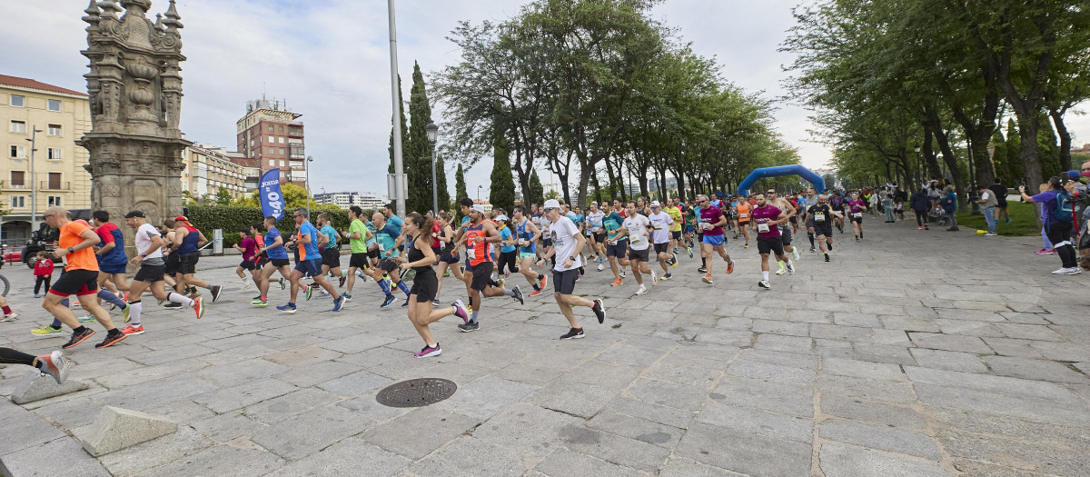 Corredores participan en una media maratón