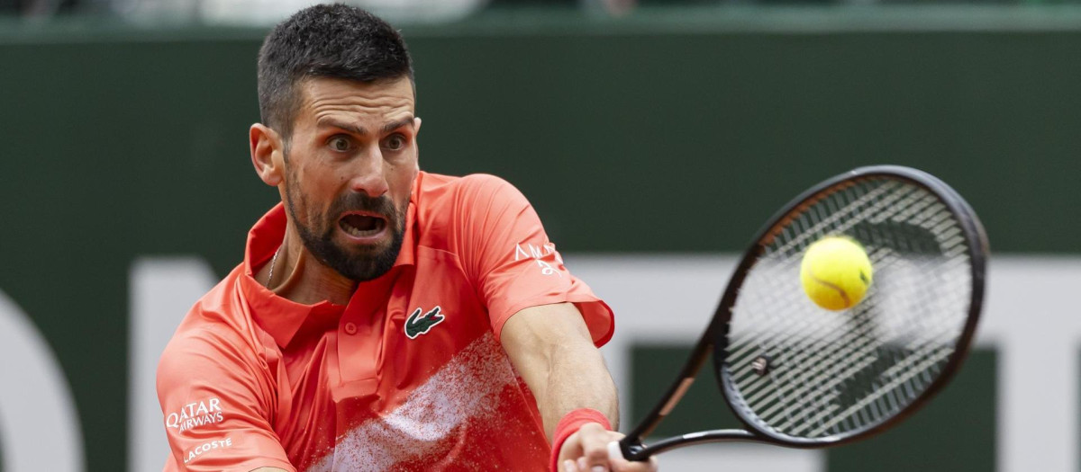 Novak Djokovic disputando un punto durante el partido de este miércoles en el torneo de Ginebra
