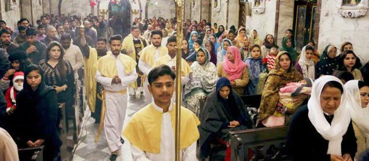 Unos fieles católicos celebran una misa en Pakistán