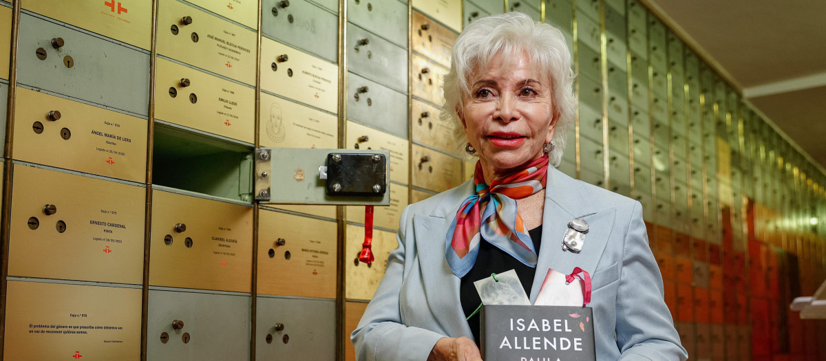 La escritora chilena Isabel Allende deposita su legado en la Caja de las Letras