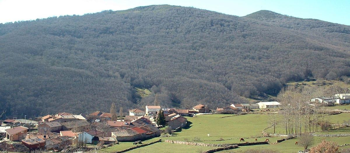 Vista general de Brañosera, Palencia, con la montaña al fondo