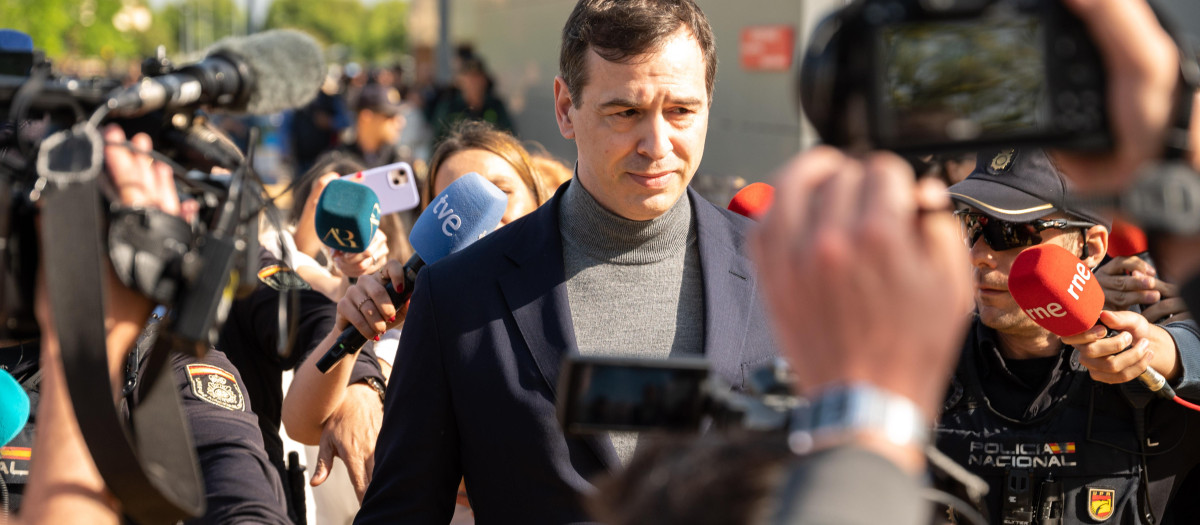 David Sánchez, hermano de Pedro Sánchez, saliendo de los Juzgados de Badajoz