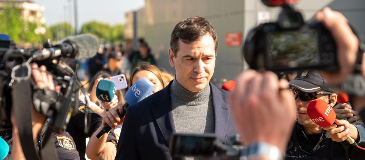 David Sánchez, hermano de Pedro Sánchez, saliendo de los Juzgados de Badajoz