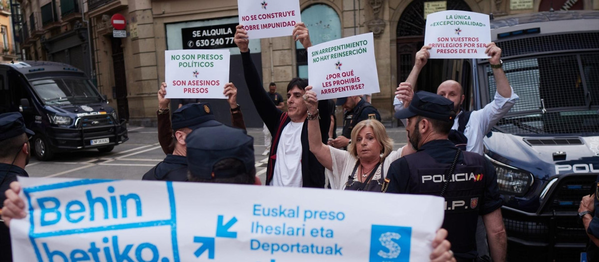 Protesta de Covite el pasado domingo en Pamplona en un acto en favor de los presos de ETA