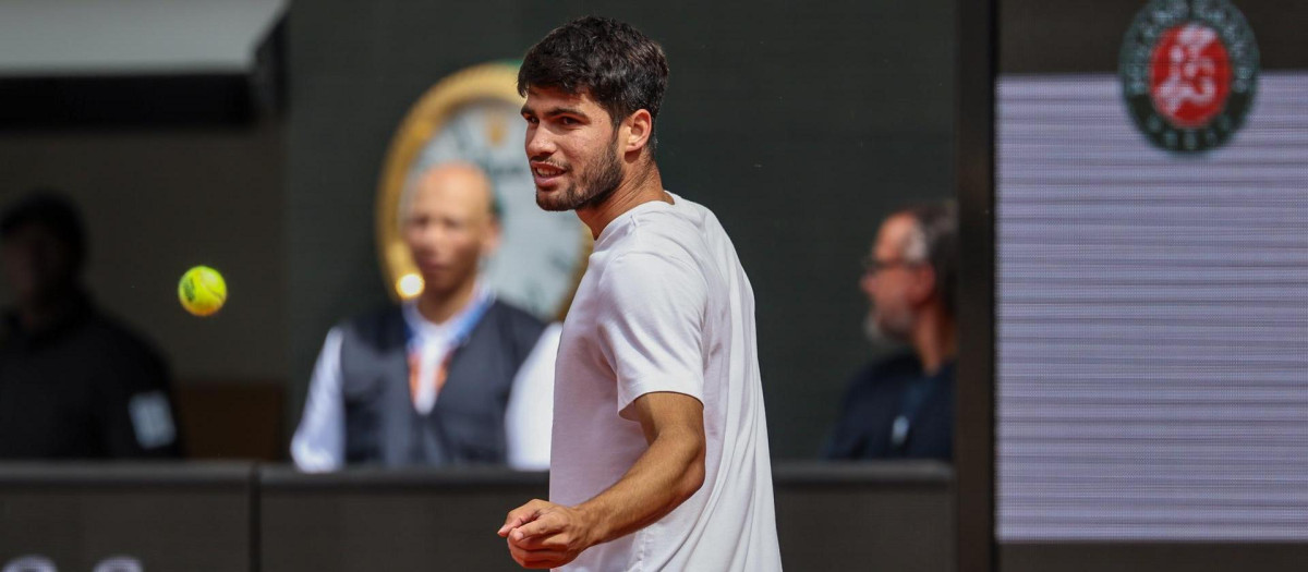 Carlos Alcaraz, en un entrenamiento previo a Roland Garros 2025