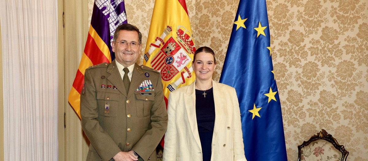 El jefe de Estado Mayor del Ejército de Tierra, Amador Enseñat y Berea, junto a la presidenta del Gobierno balear, Marga Prohens