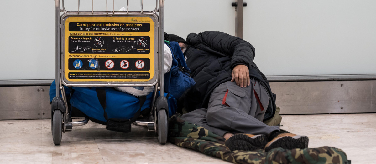 Una persona sin hogar en la Terminal 4 del Aeropuerto Adolfo Suárez Madrid-Barajas