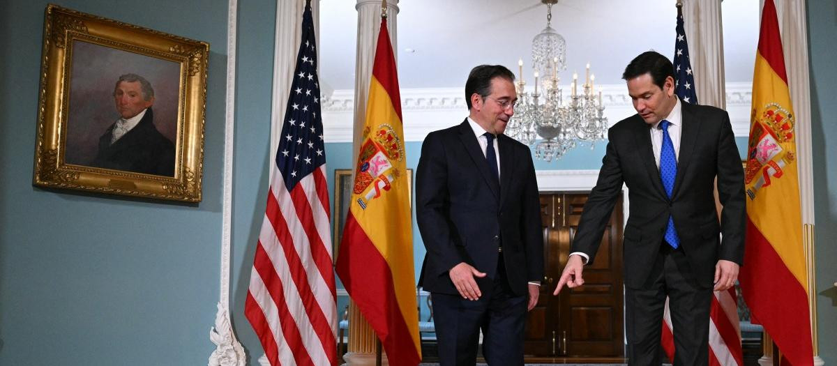 El secretario de Estado de Estados Unidos, Marco Rubio, le muestra al ministro de Asuntos Exteriores español, José Manuel Albares, dónde situarse